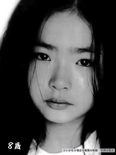韓国女優シン・セギョンが8歳の時の画像。
ソ・テジのミュージックビデオ「Take Five」のモデル広告画像。
モノクロ写真でまっすぐにこちらを見つめて涙をながしている。
意思の強さが感じられる画像。